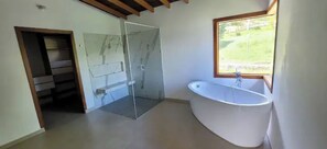 Een douche, een haardroger, handdoeken, zeep