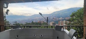 Property grounds - Amazing Medellín Views, Modern Villa with Jacuzzi (Envigado)