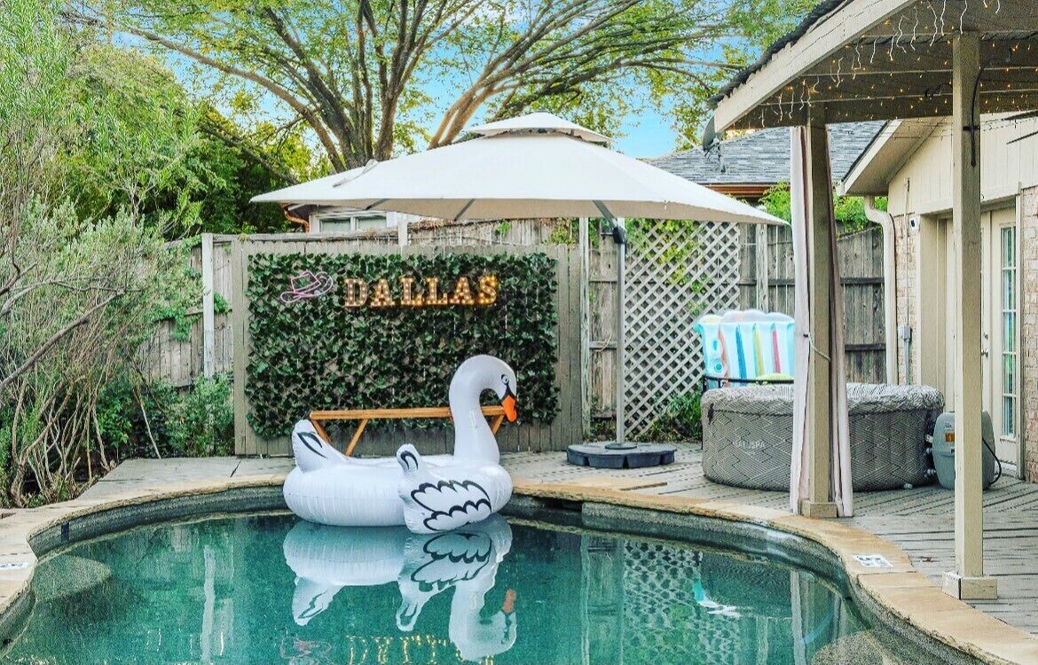 Cozy Oasis, Pool, Firepit, BBQ, Games, Family & Pet & Event Friendly. Sleeps 10!