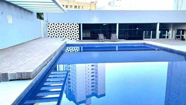 Une piscine sur le toit offrant une vue dégagée sur le paysage urbain.