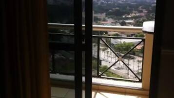 Vista desde un balcón con un paisaje urbano al fondo.