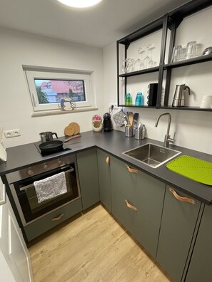 ثلاجة، فرن، موقد طهي مسطح، ماكينة لصنع القهوة/الشاي