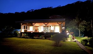 Exterior - Cozy house by the sea with its private beach (Taputapuapea)