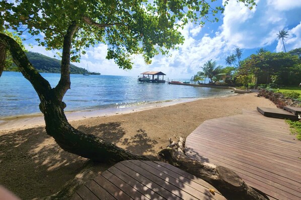 Beach nearby - Cozy house by the sea with its private beach (Taputapuapea)