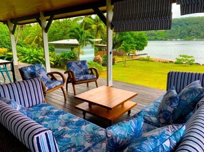 Terrace/patio - Cozy house by the sea with its private beach (Taputapuapea)