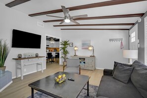 TV connectée, cheminée, livres, imprimantes