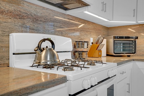 Ocean just Steps Away! Family and Pet-Friendly