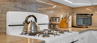 Ocean just Steps Away! Family and Pet-Friendly