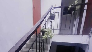 Una escalera con barandillas metálicas y plantas en macetas.