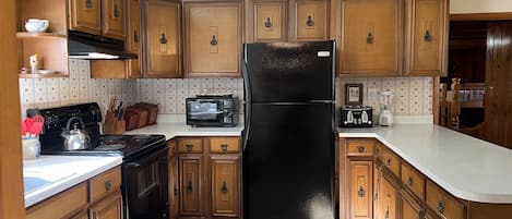 Kühlschrank, Mikrowelle, Ofen, Herdplatte