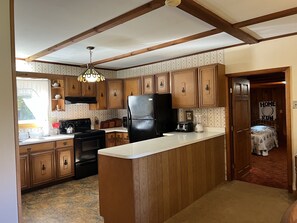 Kjøleskap, mikrobølgeovn, ovn og kokeplater