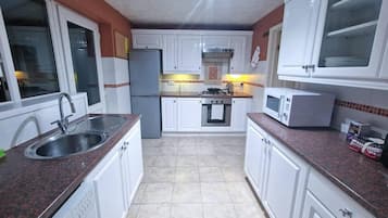 Rumah, Beberapa Tempat Tidur | Dapur pribadi | Lemari es, microwave, oven, dan kompor