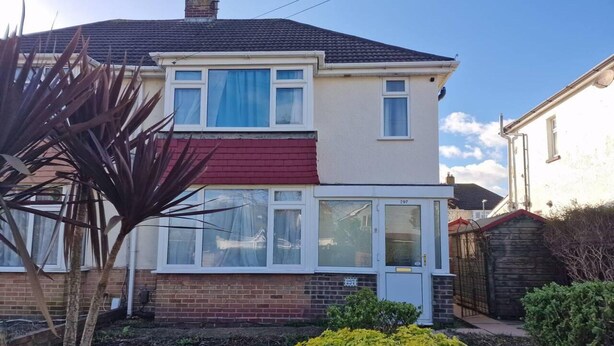 A two-story house with a red roof, a conservatory, and a brick exterior. - Lovely 3 Bedroom Holiday Home With Free Parking (Fareham)