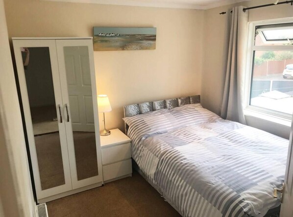 3 chambres, fer et planche à repasser, accès au Wi-Fi (inclus)