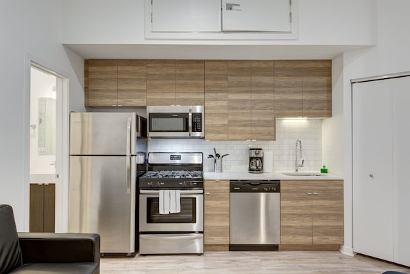 Refrigerador, horno, cafetera/tetera, tostadora