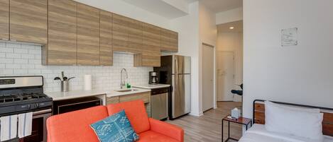 Studio | Yksityinen keittiö | Jääkaappi, uuni, kahvin-/teenkeitin, leivänpaahdin