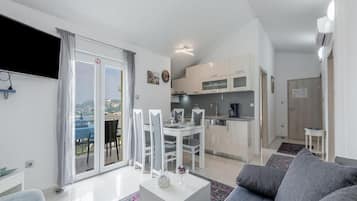 Apartment (Two Bedroom Apartment with Balcony wi) | Dining room
