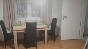 Apartment, 1 Queen Bed | Dining
