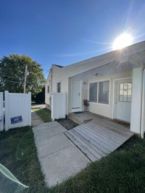 A single-story house with a front porch, a covered entryway, and a small front yard. - Home in Stratford (Stratford)