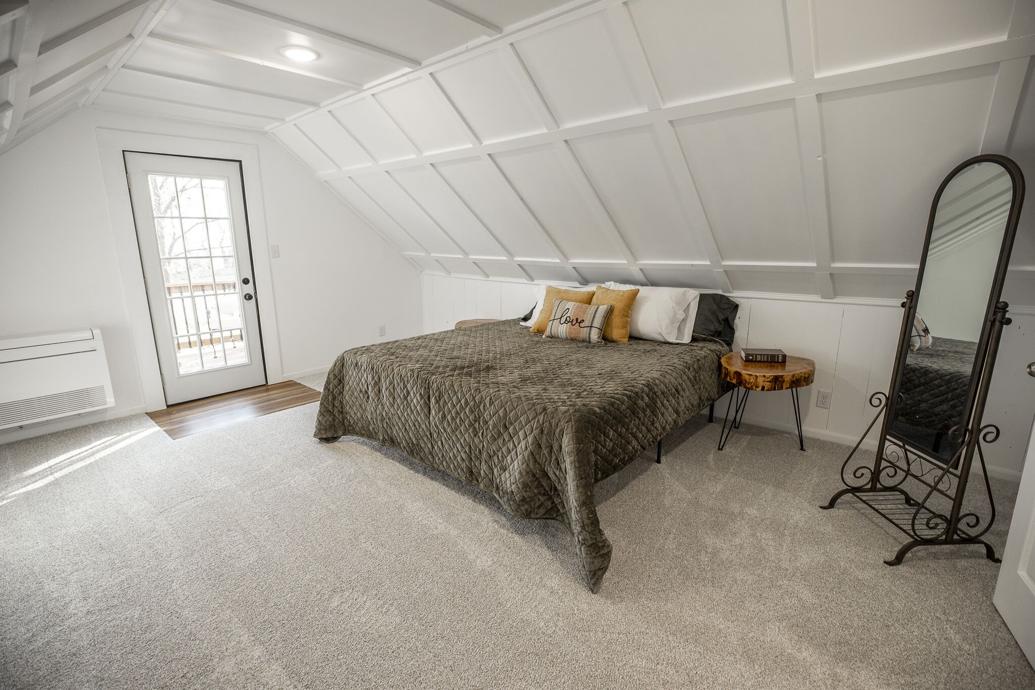 2 bedrooms, travel crib, free WiFi, bed sheets