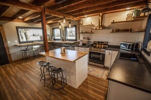Fridge, microwave, oven, stovetop - The Guesthouse Getaway (Lindsborg)