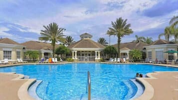 Alberca al aire libre y alberca climatizada