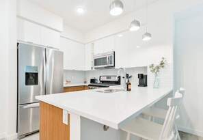 Jääkaappi, mikroaaltouuni, uuni, liesi