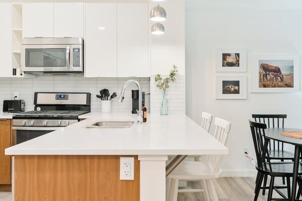 冷蔵庫、電子レンジ、オーブン、コンロ