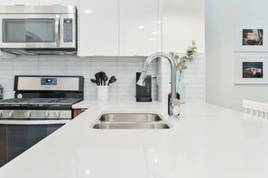 冷蔵庫、電子レンジ、オーブン、コンロ