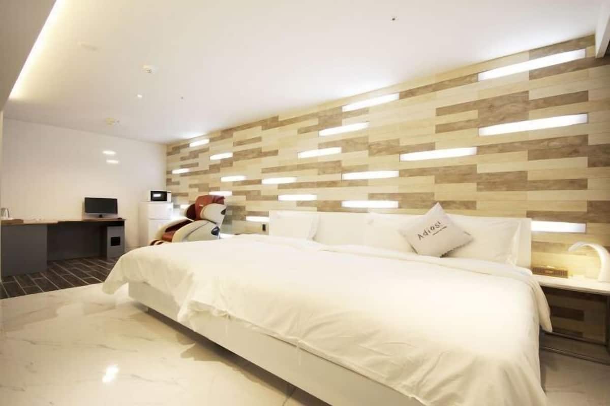Premium bedding, down duvets, individually furnished, desk