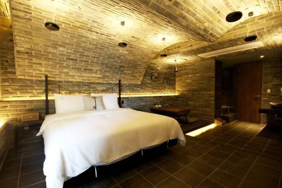 Premium bedding, down duvets, individually furnished, desk