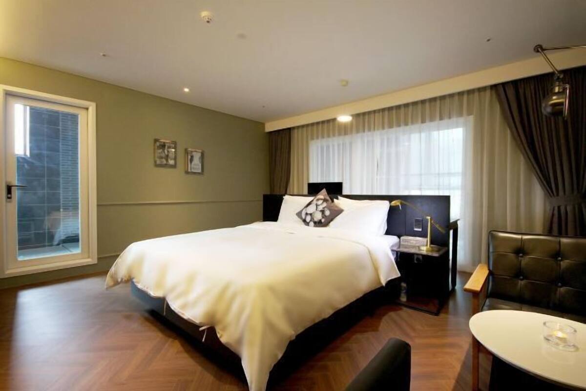 Premium bedding, down duvets, individually furnished, desk