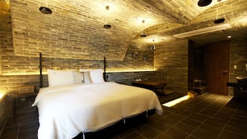 Habitación empresarial | Ropa de cama de alta calidad, edredón, muebles diferentes y escritorio
