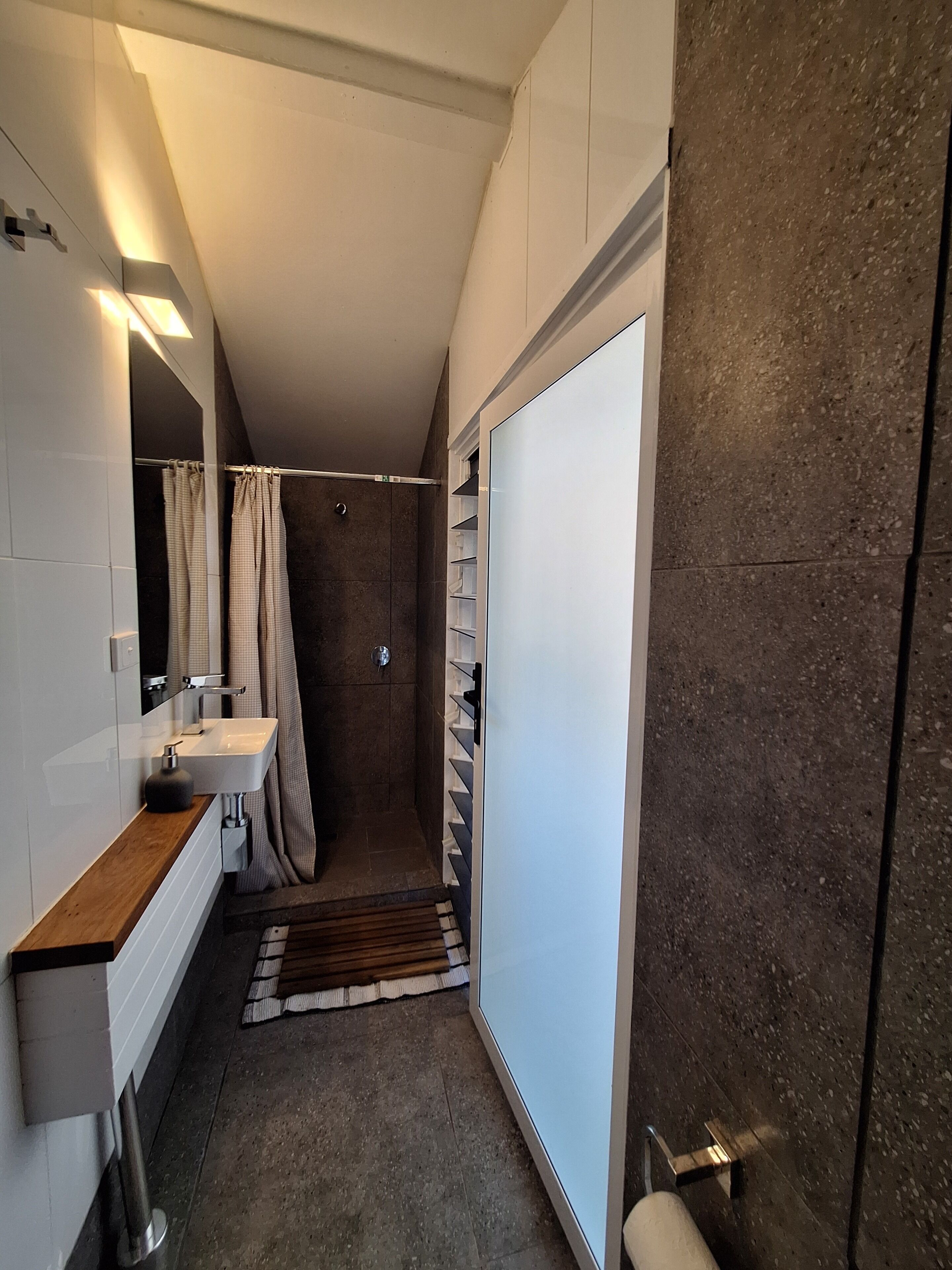 Een douche, een haardroger, handdoeken, zeep