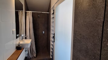 Een douche, een haardroger, handdoeken, zeep