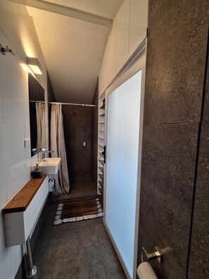 Shower, hair dryer, towels, soap - Downtown Mullumbimby CBD Studio / Office / Cabin (Self-contained) (Mullumbimby)