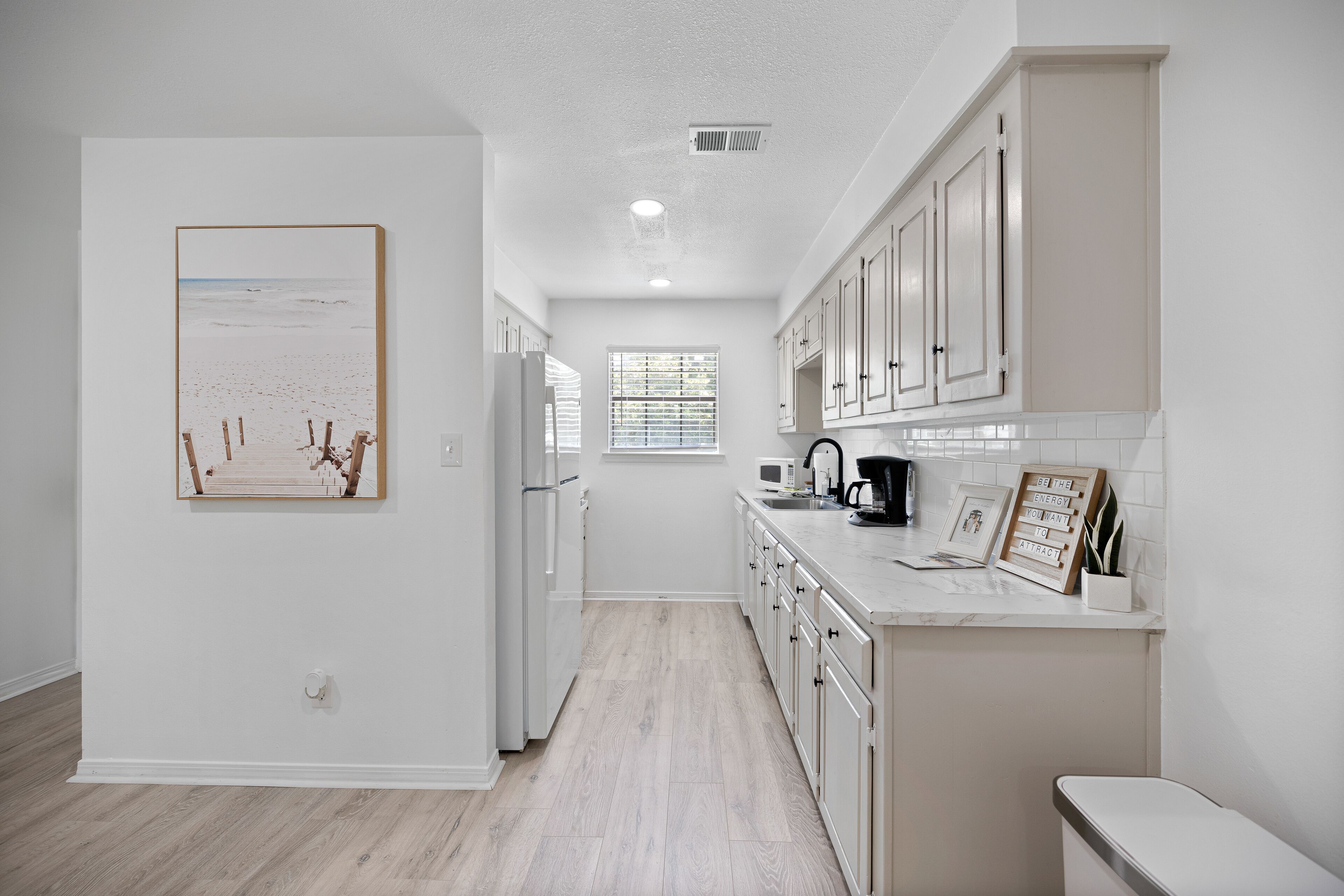 Spacious 2 Bedroom Cottage with Parking + Wi-fi