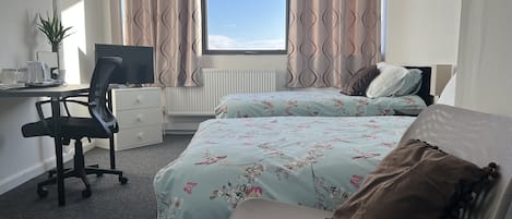 2 slaapkamers, een bureau, een strijkplank/strijkijzer, internet
