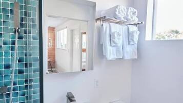 Shower, hair dryer, bidet, towels