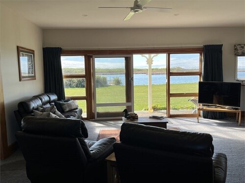 Privacy, tranquility, wildlife on your front lawn!