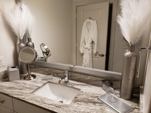 Combined shower/tub