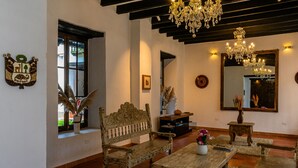 Un intérieur traditionnel avec un banc en bois, une table et un lustre.