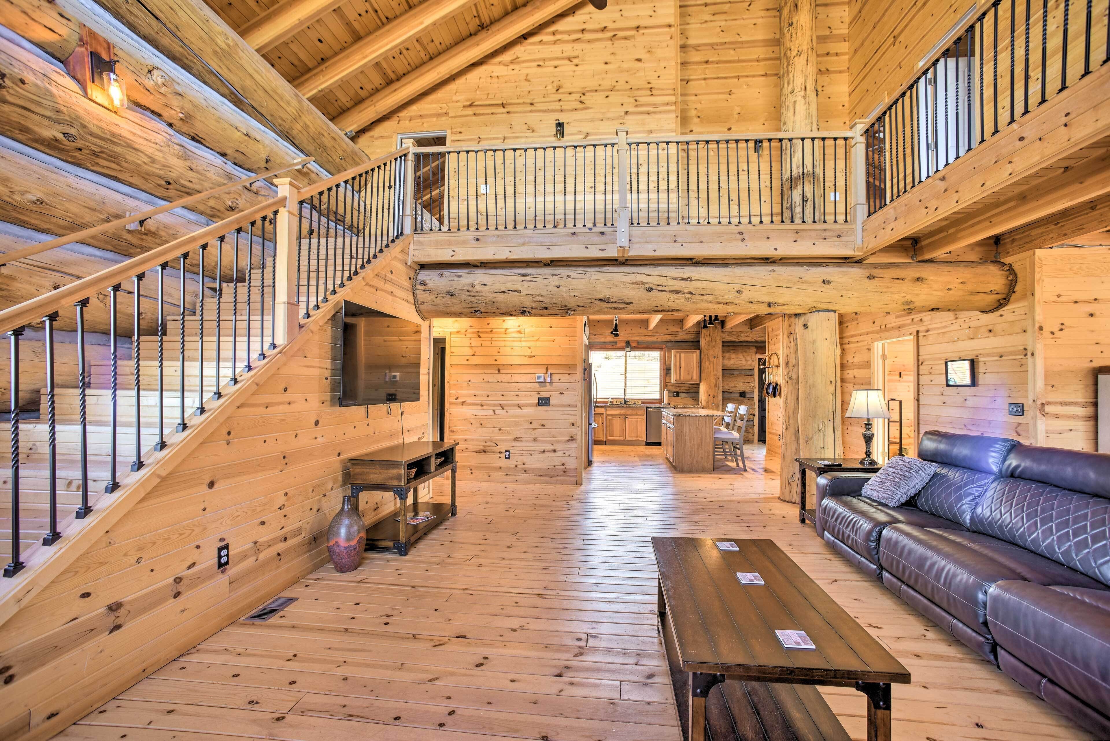Charming Florissant Getaway w/ Hot Tub, Deck!