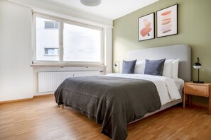 2 多间卧室、熨斗/熨衣板、WiFi、床单