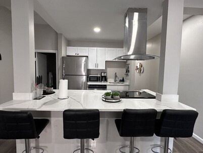 A203 · A-Town’s Finest Modern apt - Free parking
