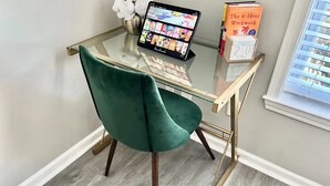 Ein moderner Schreibtisch mit einem Tablet, einem Buch mit dem Titel "The 4-Hour Workweek" und einem Kalender, der den 20. Oktober, Donnerstag, markiert.