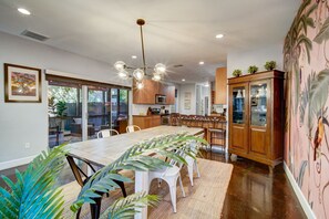 Dining - Spacious Modern Home Walkable Cool Area Near Downtown (Austin)