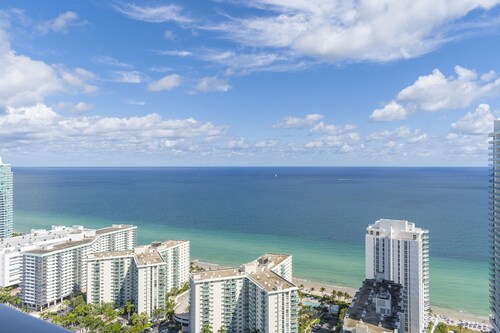 <br>★★★★★ Hyde Hotel Condo 2BD/2BA Amazing view and excellent RESSORT