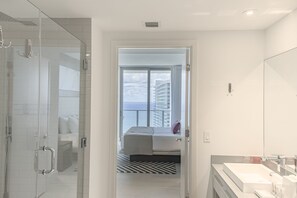 Badekar, hårføner, håndklær og såpe