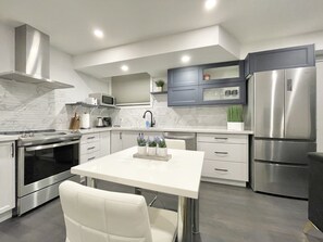 Fridge, microwave, oven, stovetop - New Private Entrance Bright Boutique 1 Bedroom Suite with Patio (Toronto)